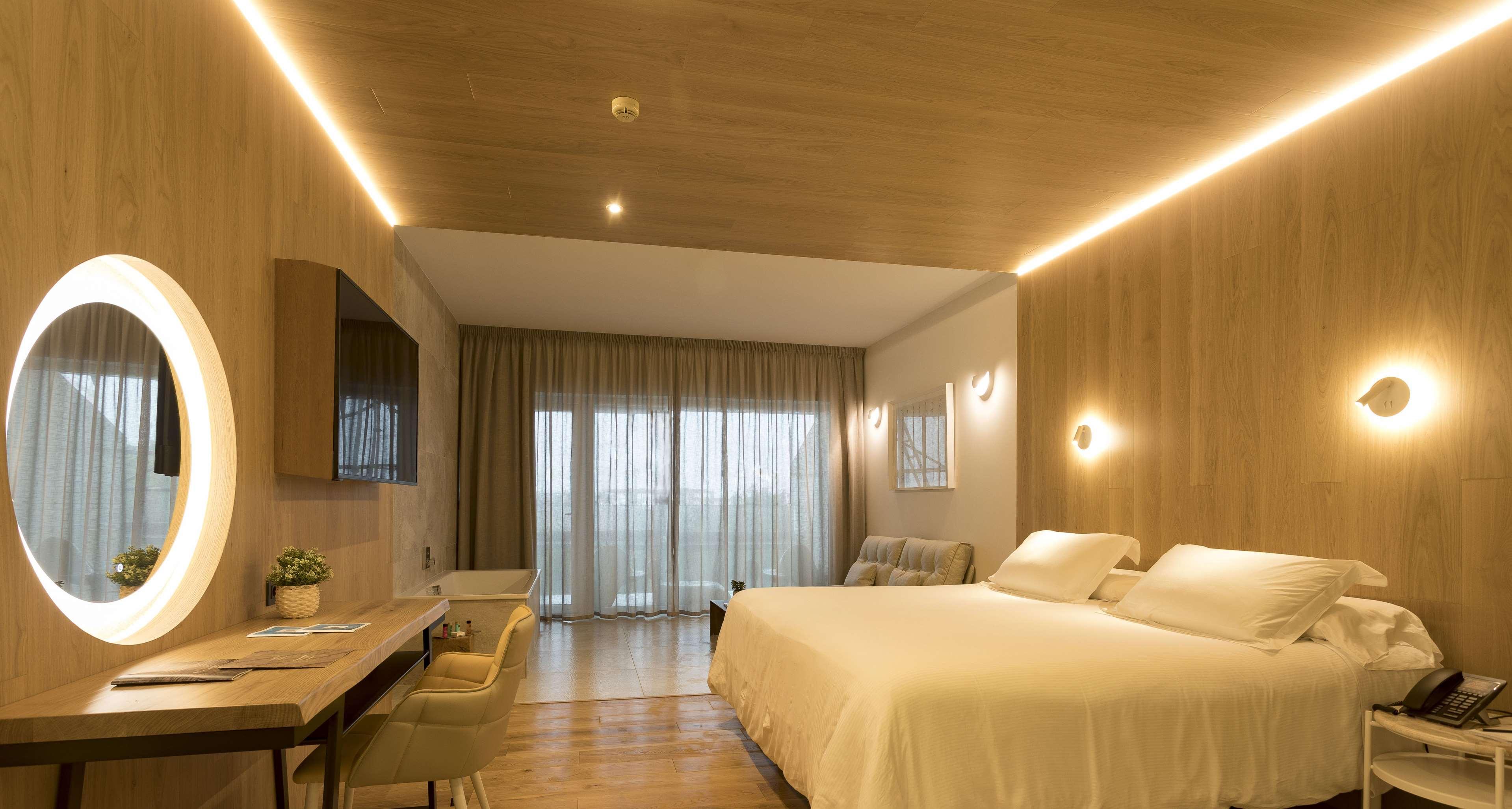 Higueron Hotel Curio Collection By Hilton (Adults Only) Fuengirola Zewnętrze zdjęcie A room at the hotel