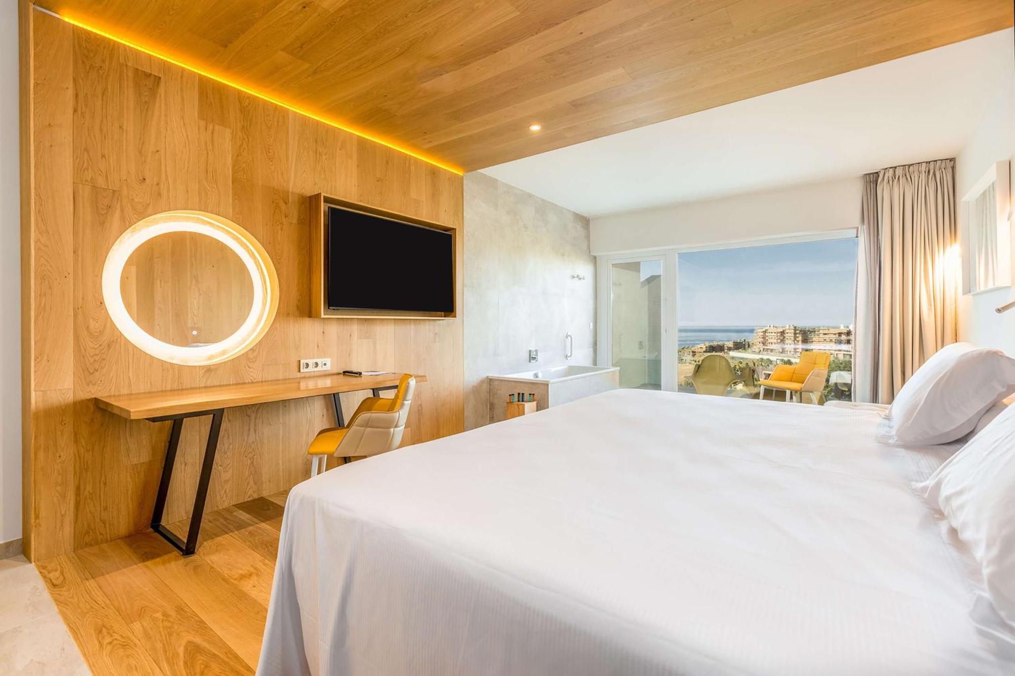 Higueron Hotel Curio Collection By Hilton (Adults Only) Fuengirola Zewnętrze zdjęcie A room at the hotel