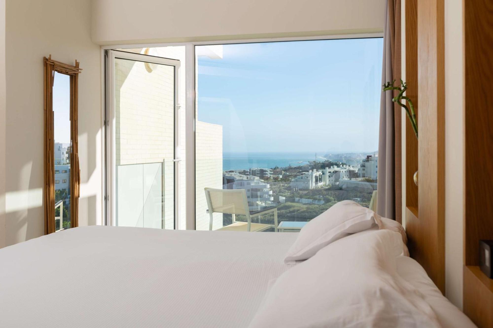 Higueron Hotel Curio Collection By Hilton (Adults Only) Fuengirola Zewnętrze zdjęcie A bedroom at the hotel