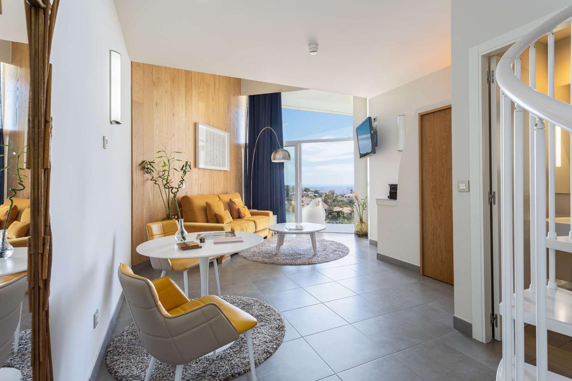 Higueron Hotel Curio Collection By Hilton (Adults Only) Fuengirola Zewnętrze zdjęcie A suite at the hotel